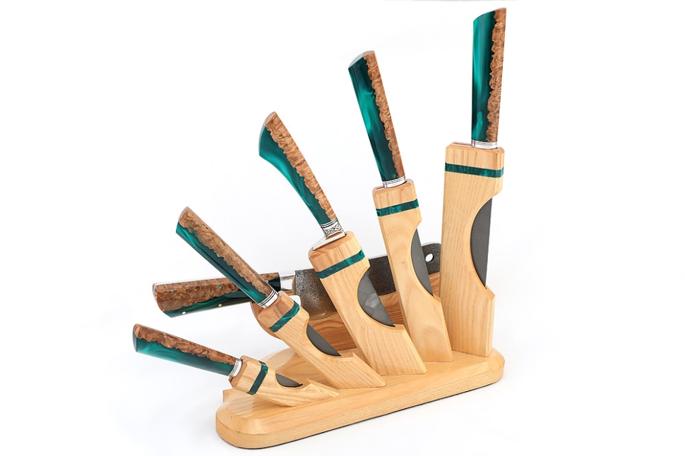 Подставка из ясеня с набором из 5 ножей и тяпки (булат, гибрид карельская береза, акрил зеленый)