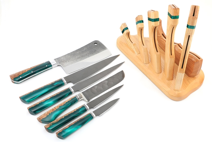 Подставка из ясеня с набором из 5 ножей и тяпки (булат, гибрид карельская береза, акрил зеленый)