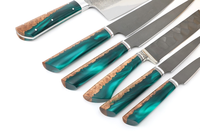 Подставка из ясеня с набором из 5 ножей и тяпки (булат, гибрид карельская береза, акрил зеленый)