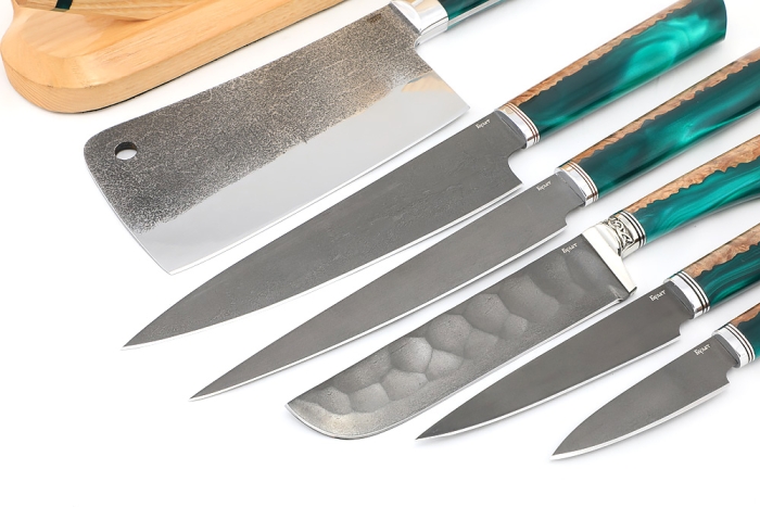 Подставка из ясеня с набором из 5 ножей и тяпки (булат, гибрид карельская береза, акрил зеленый)