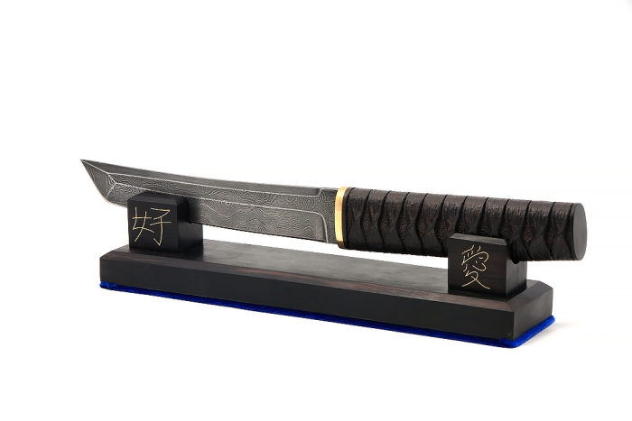 Нож Самурай (дамаск, черный граб - резная рукоять) на подставке
