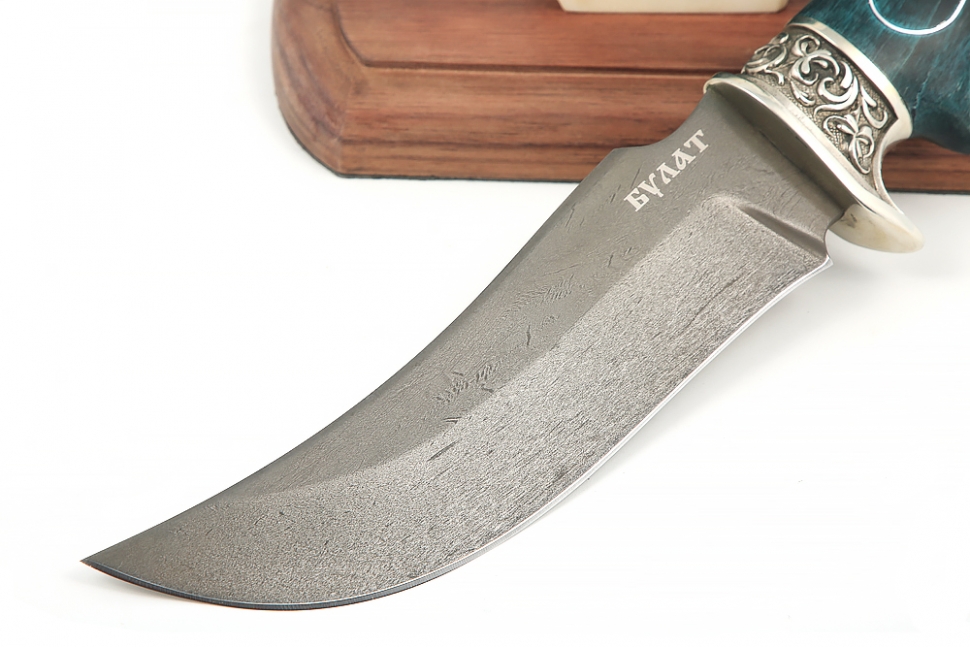 Нож Легион (булат, зеленая стабилизированная карельская береза, инкрустация, мельхиор) на подставке