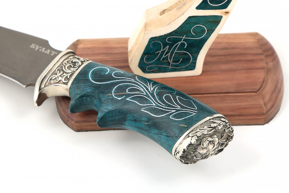 Нож Легион (булат, зеленая стабилизированная карельская береза, инкрустация, мельхиор) на подставке