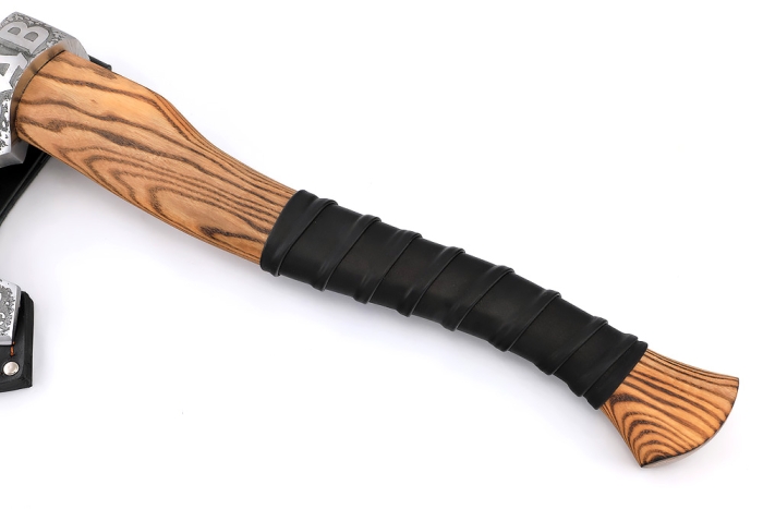 Топор ВДВ (композитный сплав У10+ХВГ, художественная гравировка, рукоять ясень обмотка натуральная кожа)