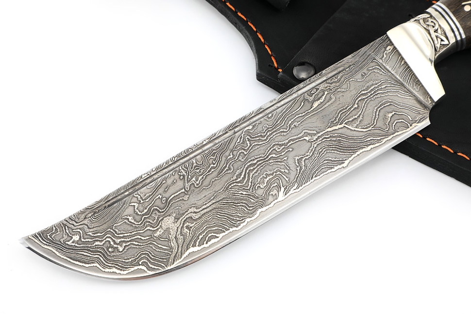 Нож Узбек-2 (ламинированный дамаск, мельхиор, карельская береза коричневая, инкрустация) резная рукоять, мозаичная втулка под темляк