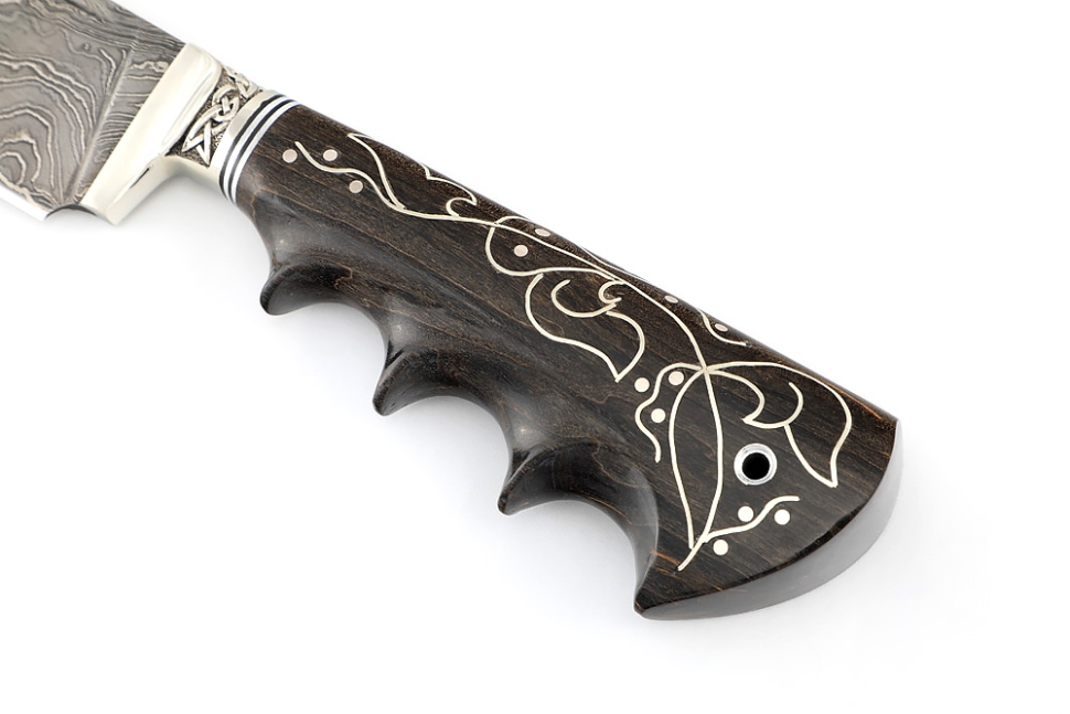 Нож Узбек-2 (ламинированный дамаск, мельхиор, карельская береза коричневая, инкрустация) резная рукоять, мозаичная втулка под темляк