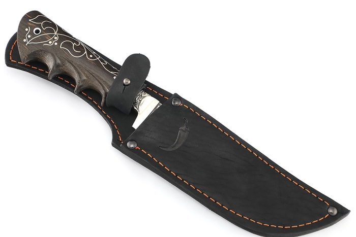 Нож Узбек-2 (ламинированный дамаск, мельхиор, карельская береза коричневая, инкрустация) резная рукоять, мозаичная втулка под темляк