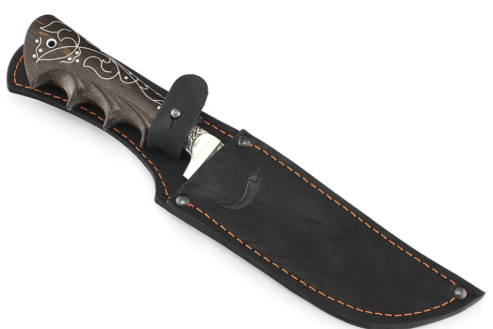 Нож Узбек-2 (ламинированный дамаск, мельхиор, карельская береза коричневая, инкрустация) резная рукоять, мозаичная втулка под темляк