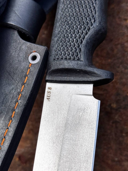 Нож Волк AUS-8 резинопластик черная