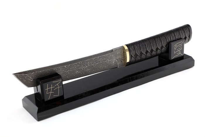 Нож Самурай (мозаичный дамаск с никелем, черный граб, резьба ручной работы) на подставке, ОГРАНИЧЕННАЯ СЕРИЯ