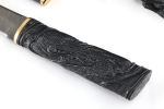Нож Самурай (дамаск, черный граб, деревянные ножны, резьба ручной работы) на подставке - Нож Самурай (дамаск, черный граб, деревянные ножны, резьба ручной работы) на подставке