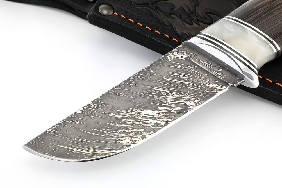 Нож Барсук (D2, вставка акрил белый, венге)