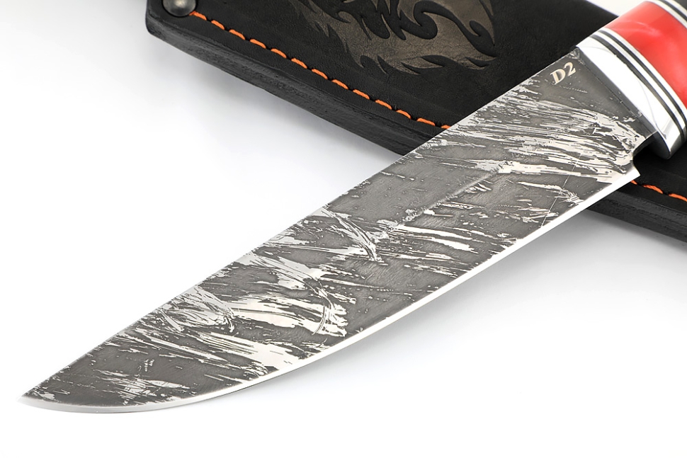 Нож Стрела (D2, вставка акрил красный, черный граб)